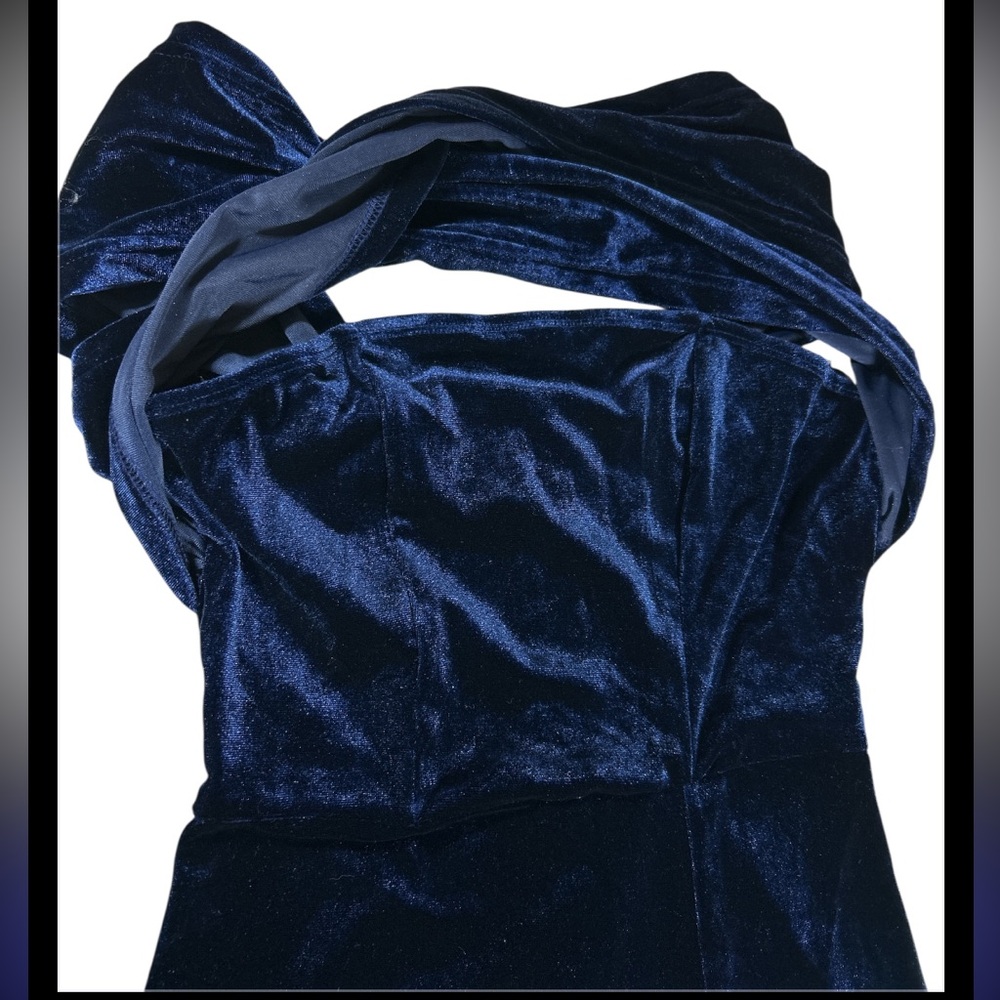 Midnight Blue Velvet Gala Gown - Elegant Off-the-Shoulder‎ Silhouette - Picture 5 of 7